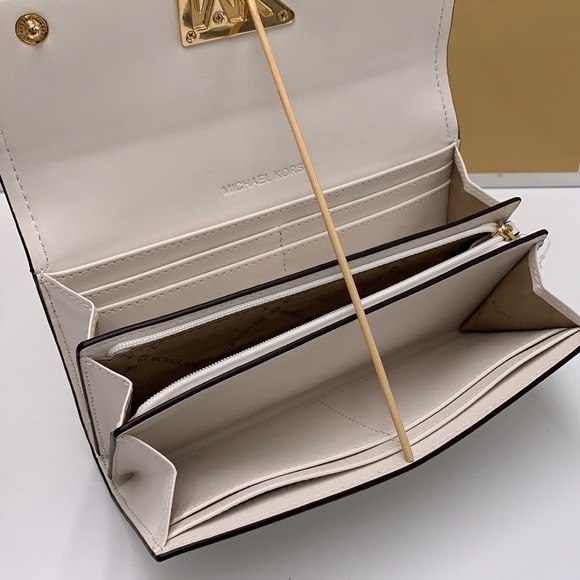 Brand New with Tag
Michael Kors Large Mimi Bifold Wallet
Color: Optic White - Picture 8 of 16